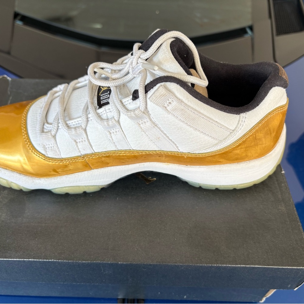 Jordan Men's White and Gold Sneakers